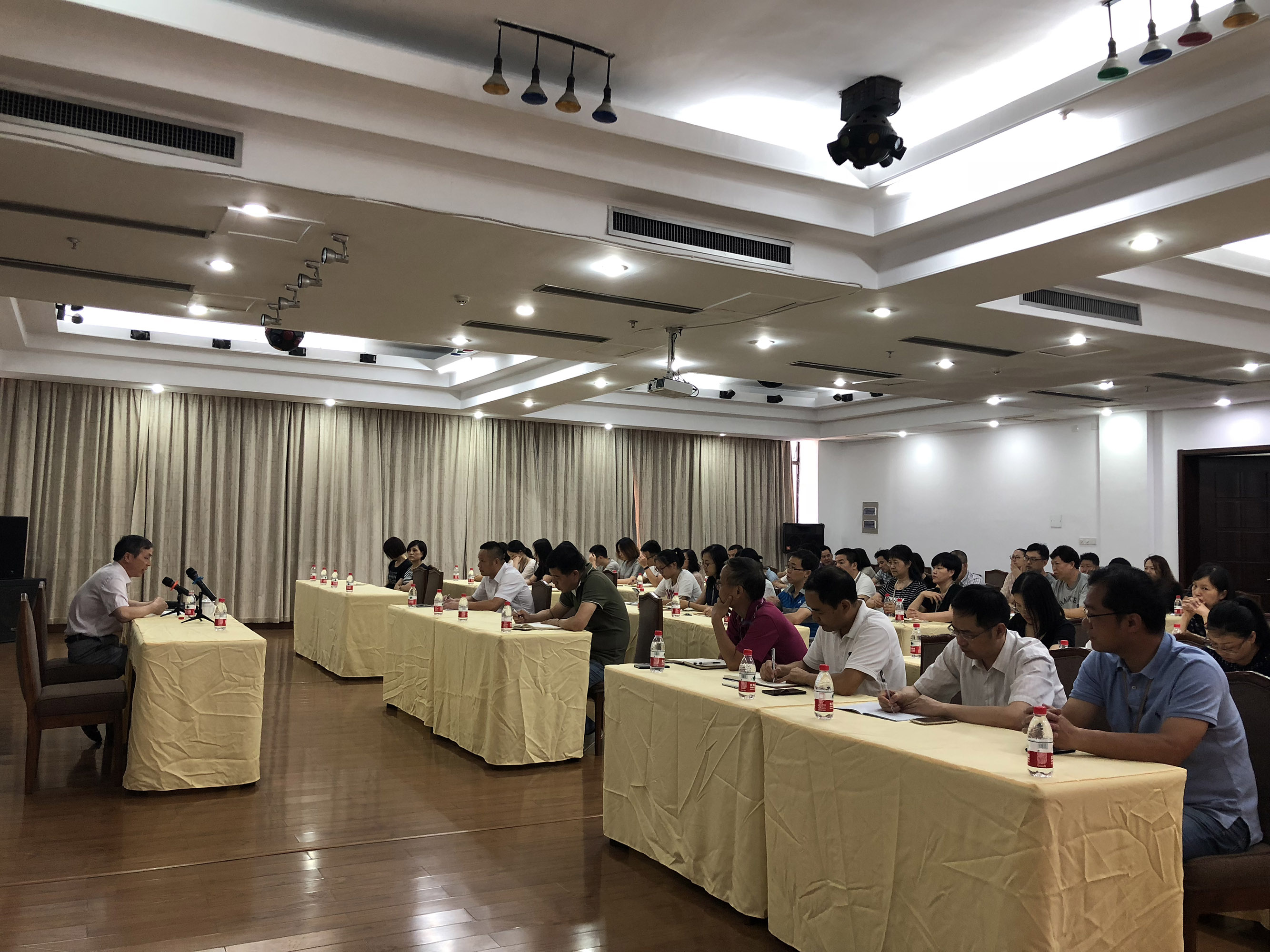 集團(tuán)公司黨委書記總經(jīng)理虞岳明赴工藝品公司宣講經(jīng)濟(jì)形勢