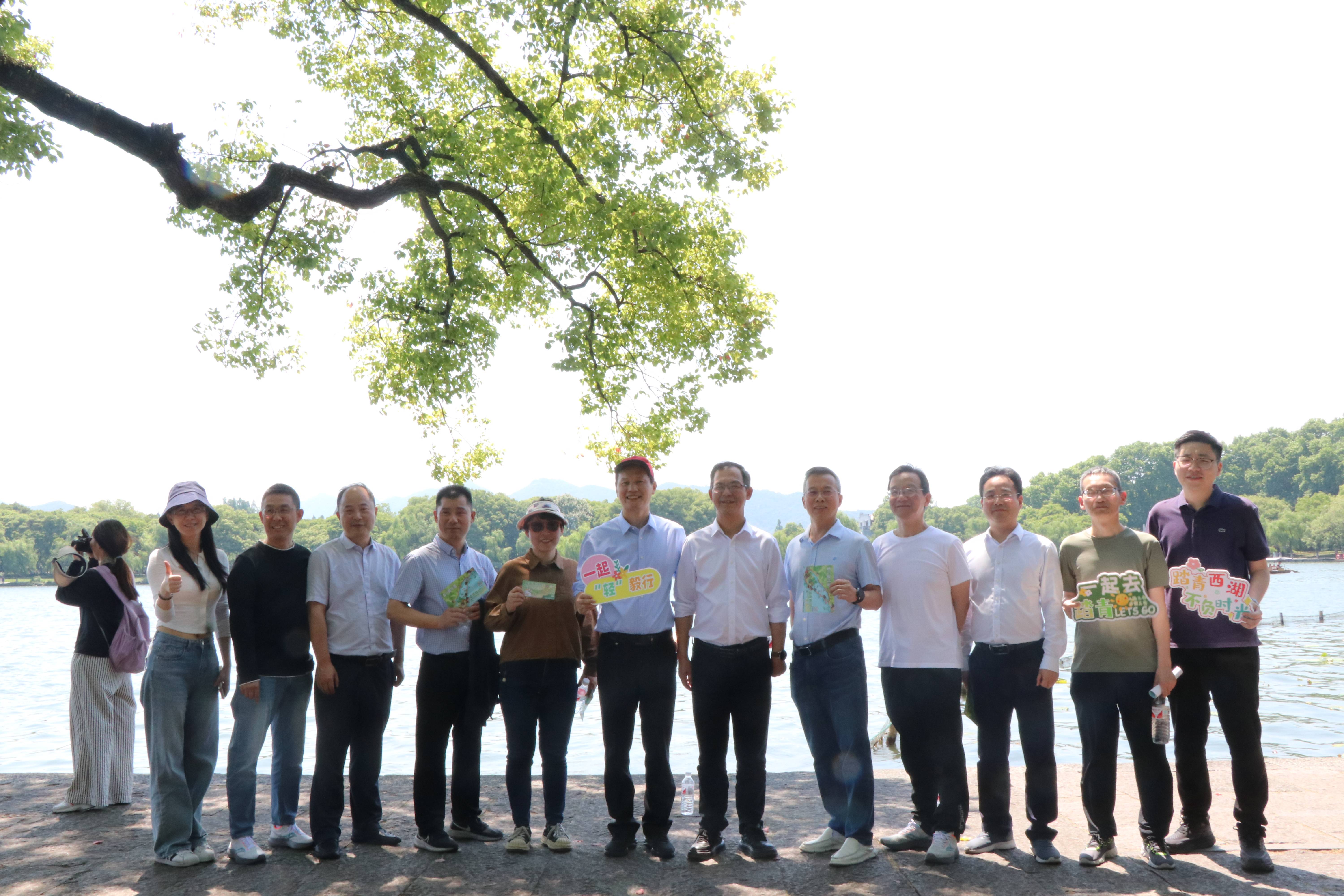 踏青西湖，不負(fù)時(shí)光丨省二輕集團(tuán)開(kāi)展“輕”毅行活動(dòng)