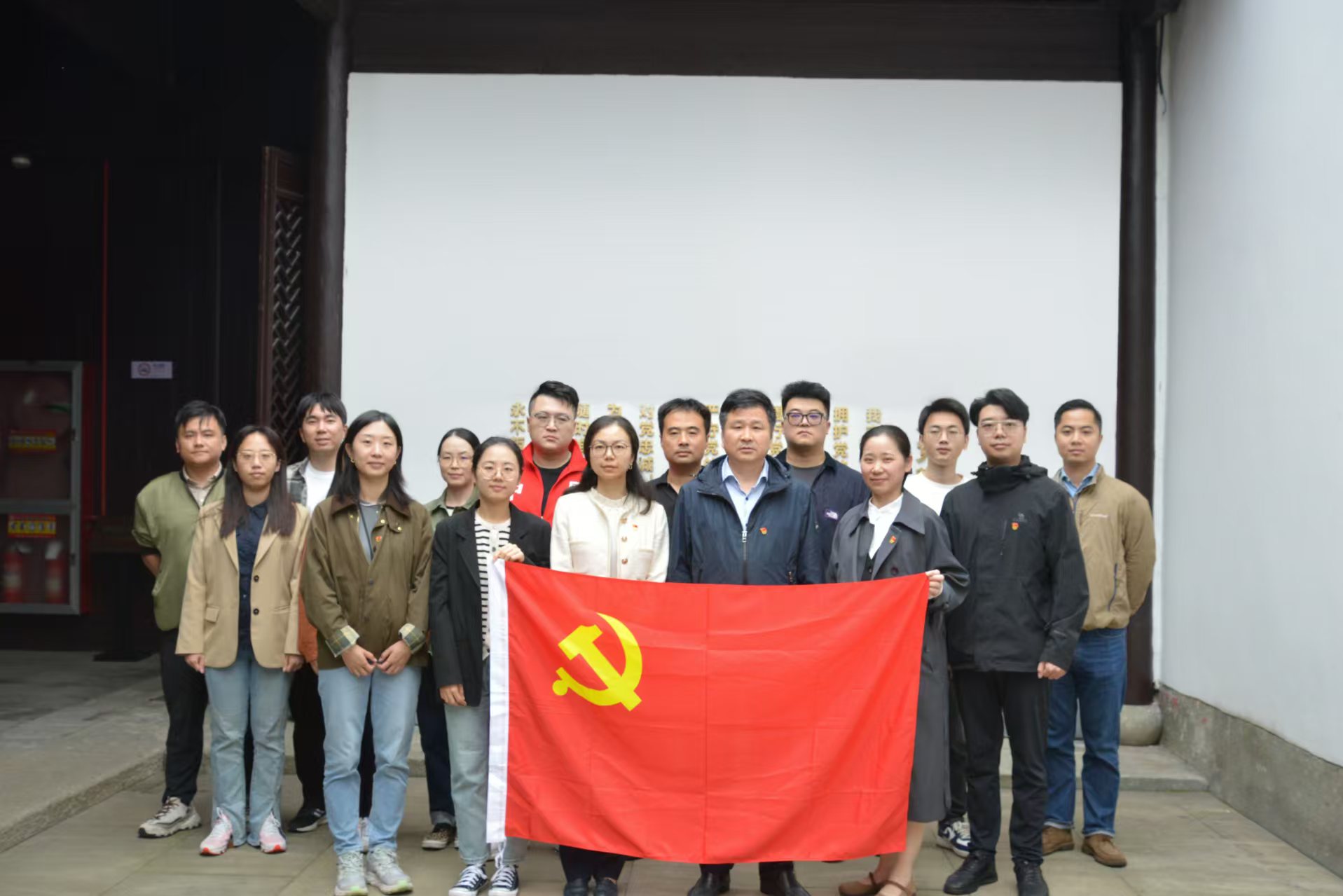 融資租賃公司黨支部開展“尋訪總書記足跡，深挖理論與實(shí)踐‘富礦’”主題黨日活動(dòng)